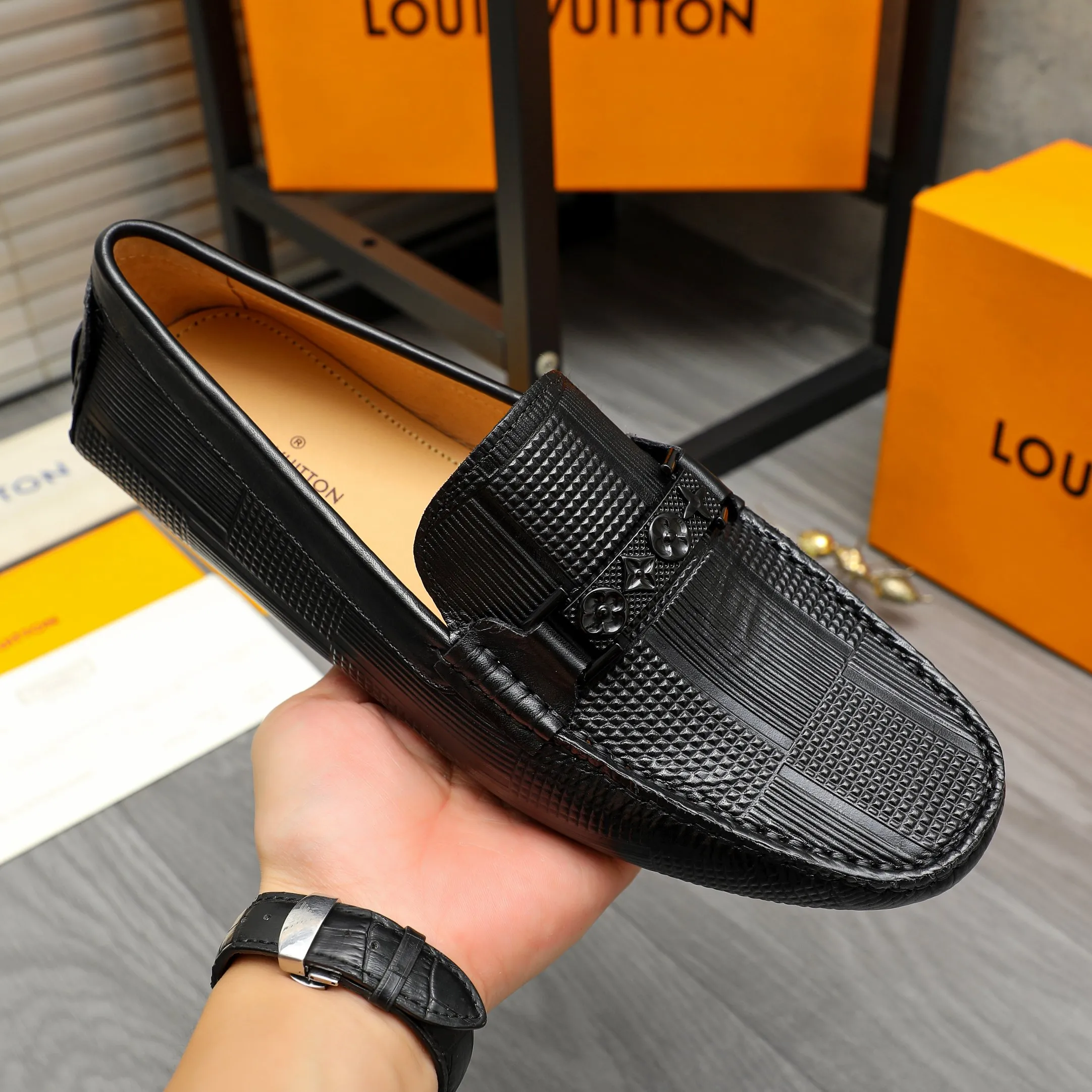 Men's shoes 💰380 Product trademark: LV "Louis Vuitton" casual slip-on shoes Regular size: 38-45 (45 is custom-made and non-returnable) Product materials: Selected embossed cowhide upper, pigskin lining, rubber outsole